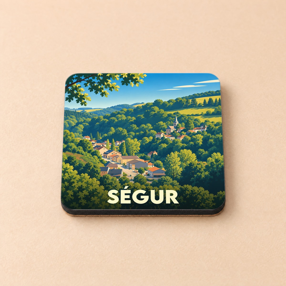 Dessous de verre souvenir de la ville de Ségur avec une illustration stylisée d'un village vallonné.