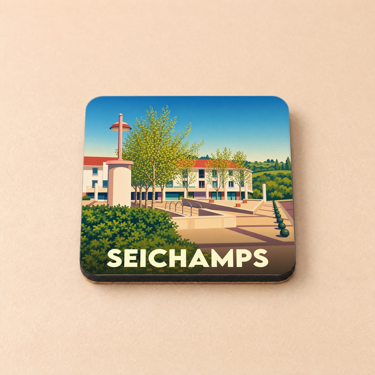 Dessous de verre souvenir de la ville de Seichamps avec une illustration stylisée et colorée du centre-ville.