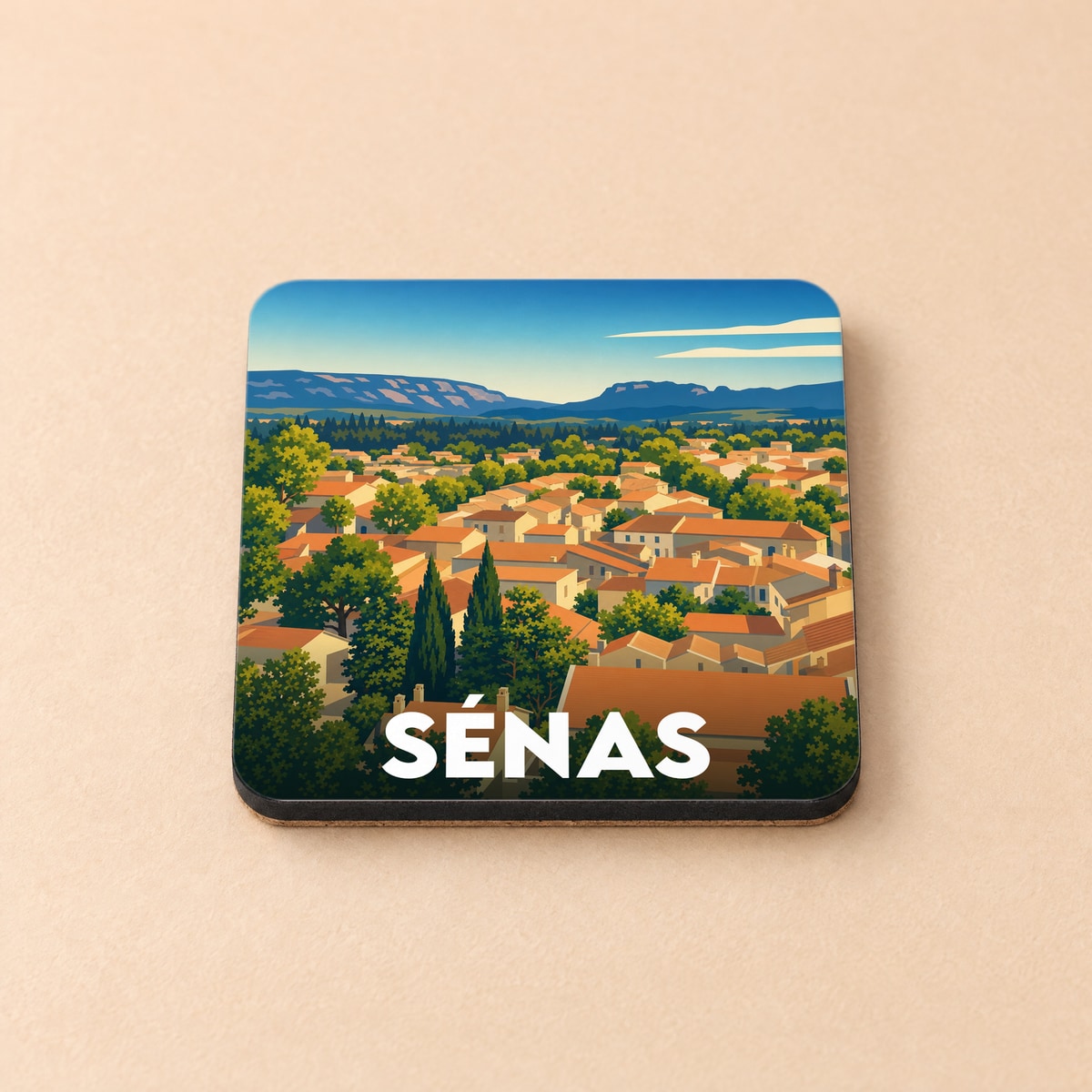 Dessous de verre souvenir de la ville de Sénas avec une illustration stylisée de ses toits provençaux.