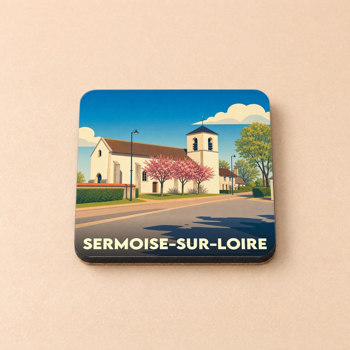 Dessous de verre souvenir de la ville de Sermoise-sur-Loire avec une illustration stylisée de son église et de cerisiers en fleurs.