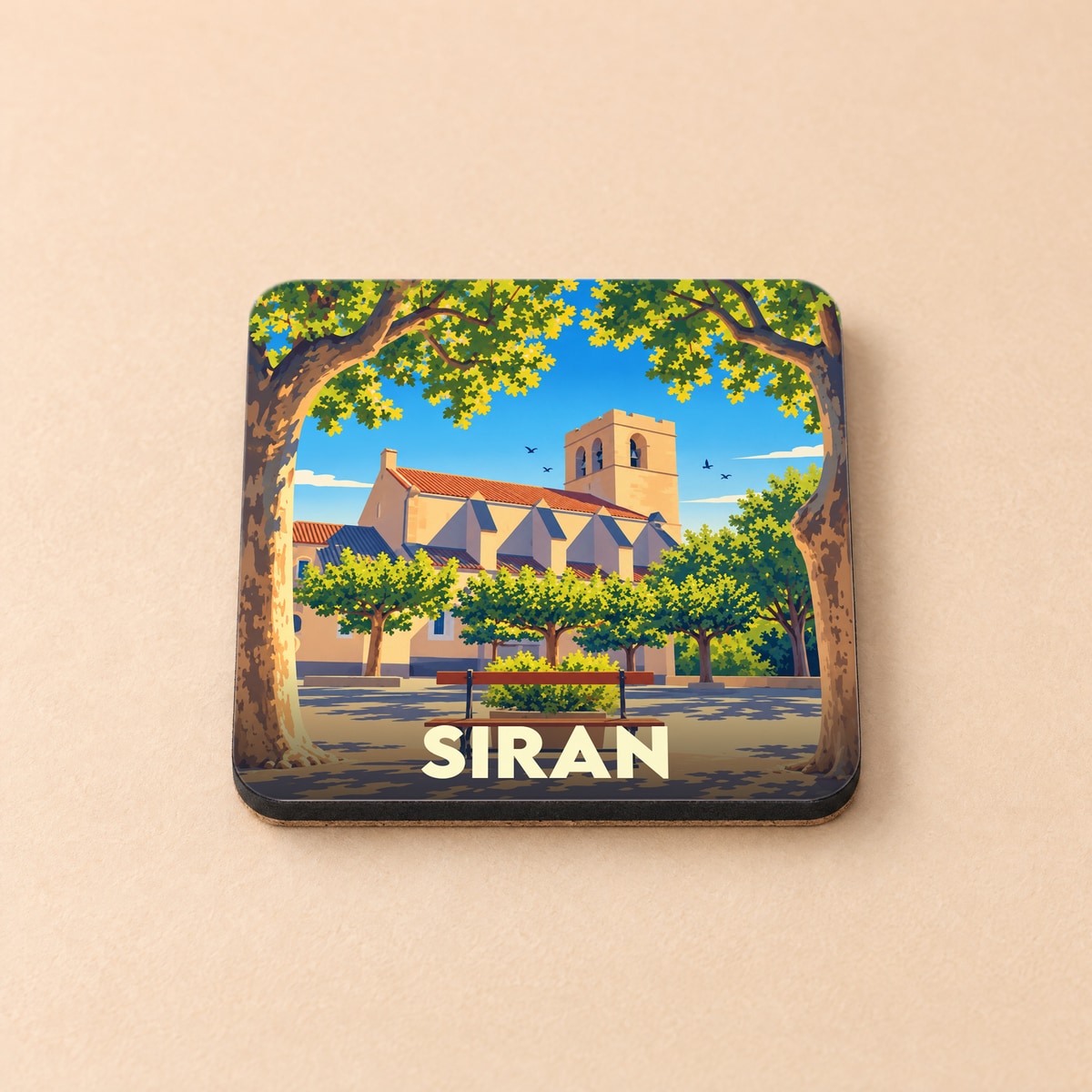 Dessous de verre souvenir de la ville de Siran orné d'une illustration stylisée de son église et de sa place arborée.