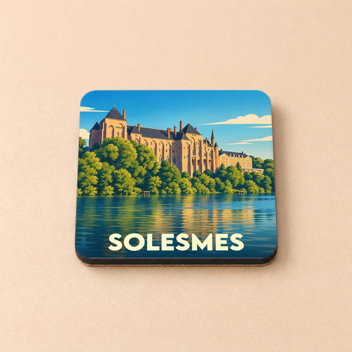 Dessous de verre souvenir de la ville de Solesmes avec une illustration stylisée de son abbaye surplombant la rivière.