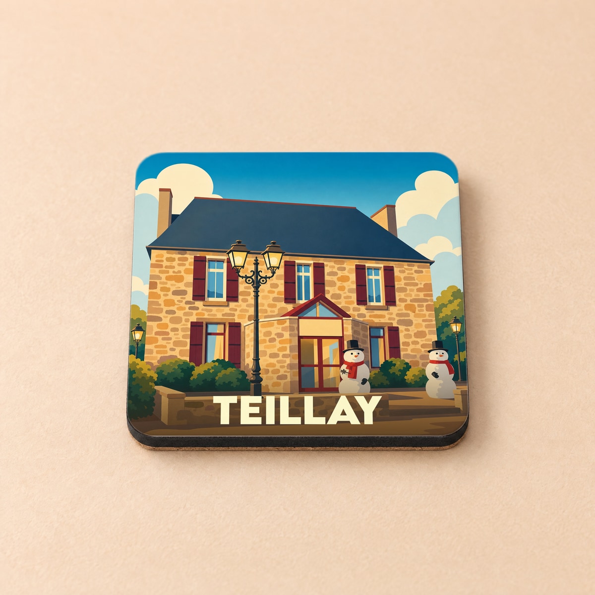 Dessous de verre souvenir de la ville de Teillay illustré d'une maison en pierre sous un ciel bleu.