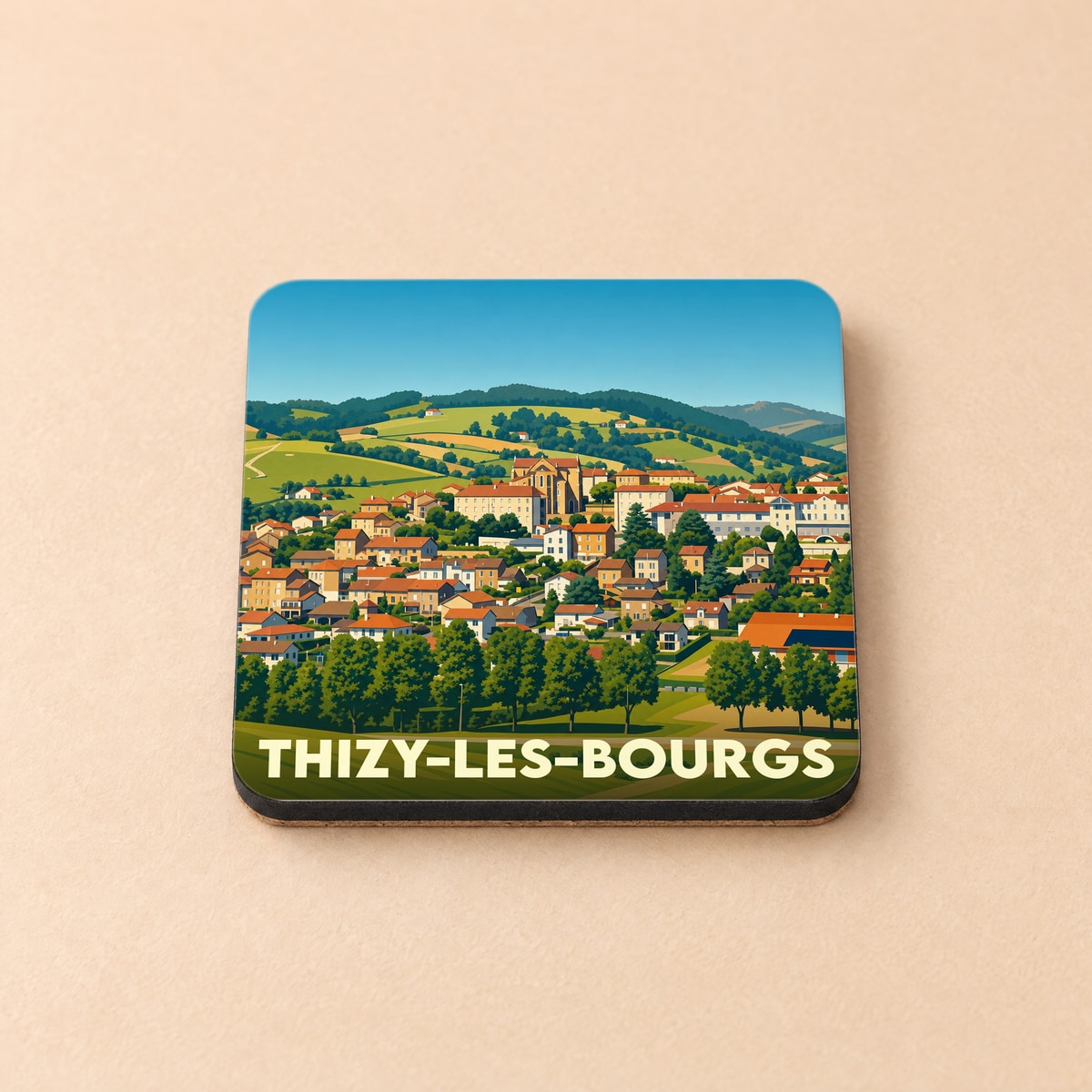 Dessous de verre souvenir de Thizy-les-Bourgs avec une illustration stylisée de la ville et ses collines environnantes.