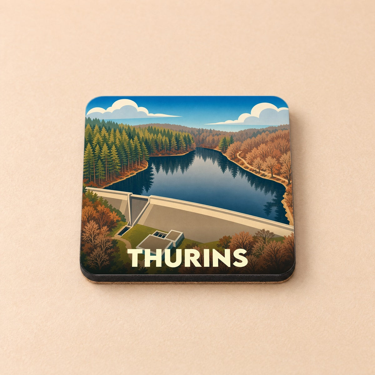 Dessous de verre souvenir de la ville de Thurins avec une illustration stylisée représentant un barrage et sa retenue d'eau en automne.