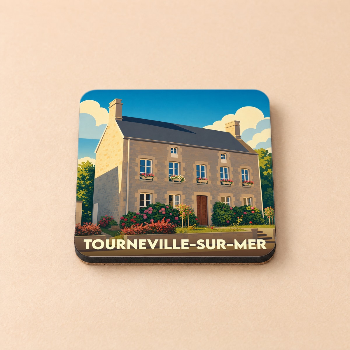Dessous de verre souvenir de la ville de Tourneville-sur-Mer avec une illustration stylisée d'une maison en pierre fleurie.