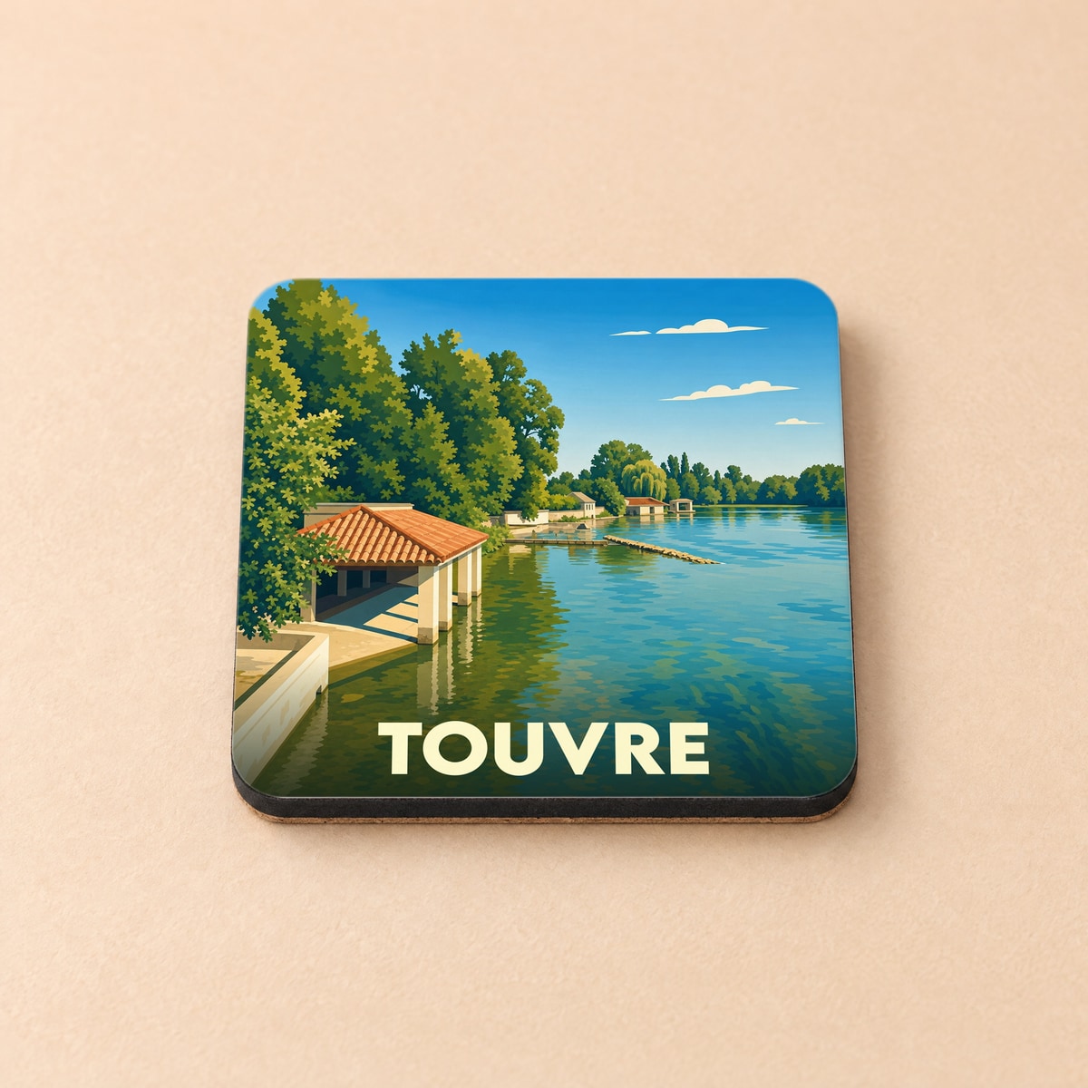 Dessous de verre souvenir de la ville de Touvre illustrant ses bords de l'eau dans un style graphique épuré.