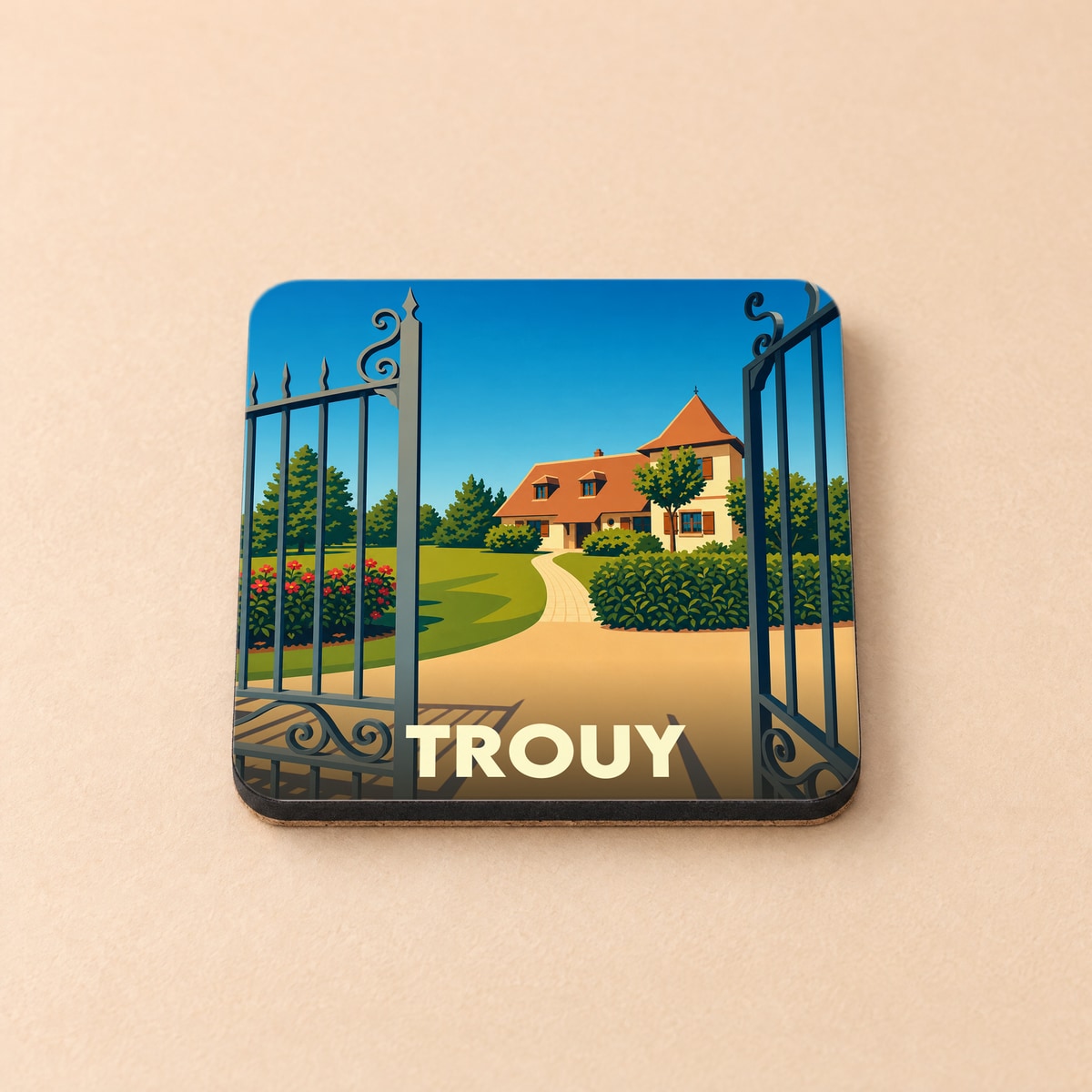 Dessous de verre souvenir de la ville de Trouy avec une illustration stylisée d'une maison derrière une grille ouverte.