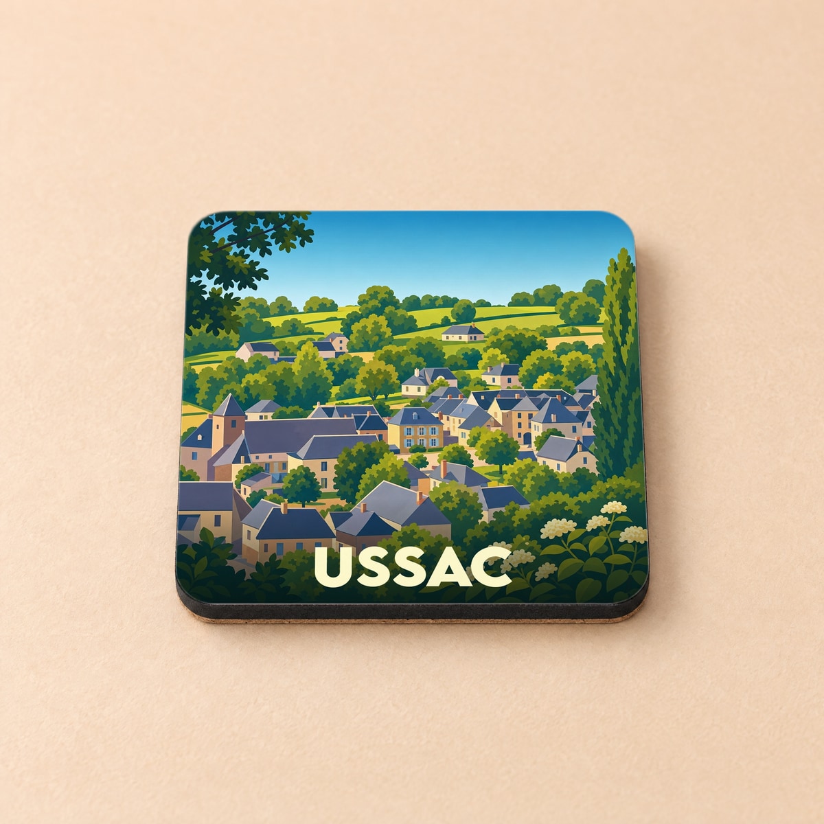 Dessous de verre souvenir de la ville de Ussac avec une illustration stylisée d'un village vallonné.
