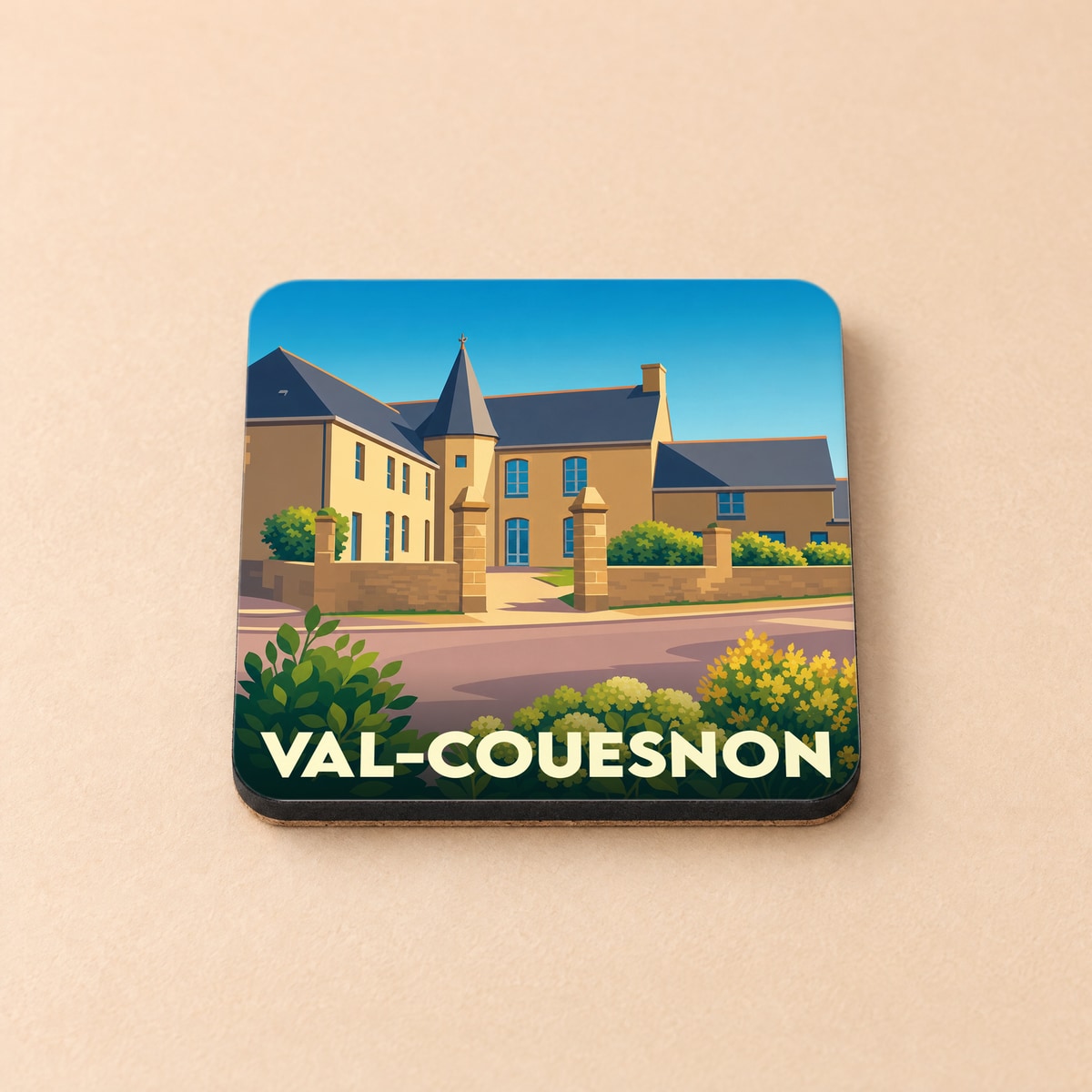 Dessous de verre souvenir de la ville de Val-Couesnon avec une illustration stylisée de bâtiments traditionnels.