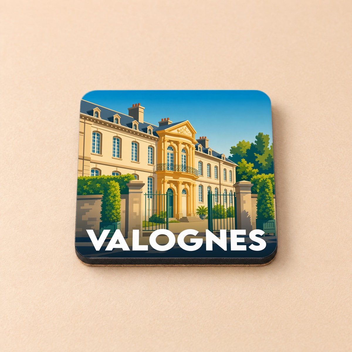 Dessous de verre souvenir de la ville de Valognes avec une illustration stylisée d'un hôtel particulier.