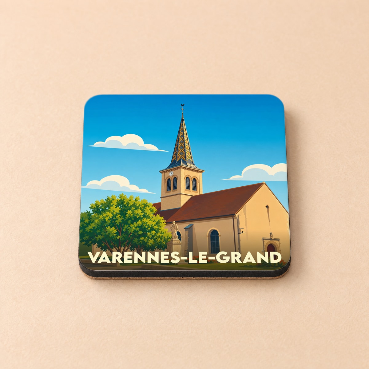 Dessous de verre souvenir de la ville de Varennes-le-Grand avec une illustration stylisée de son église.