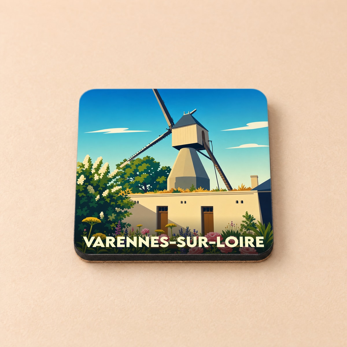 Dessous de verre souvenir de Varennes-sur-Loire illustré d'un moulin stylisé et fleuri.