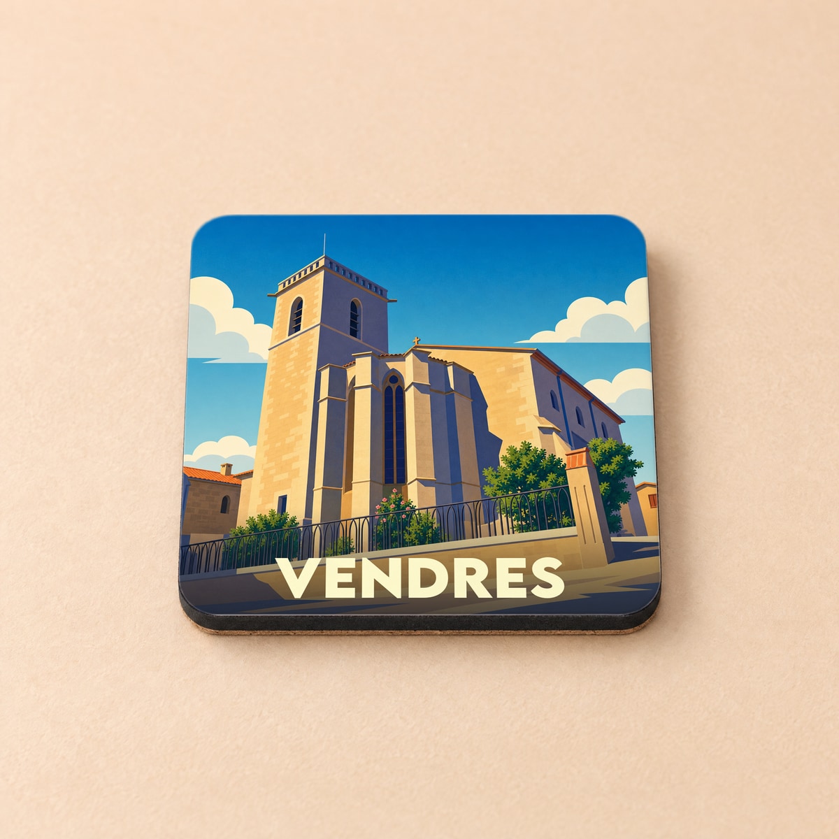 Dessous de verre souvenir de la ville de Vendres avec une illustration stylisée de son église sous un ciel bleu.