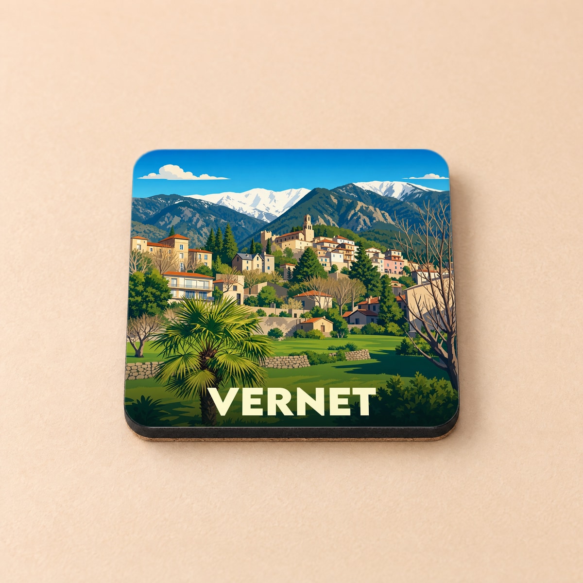 Dessous de verre souvenir de la ville de Vernet avec une illustration stylisée de ses paysages montagneux.
