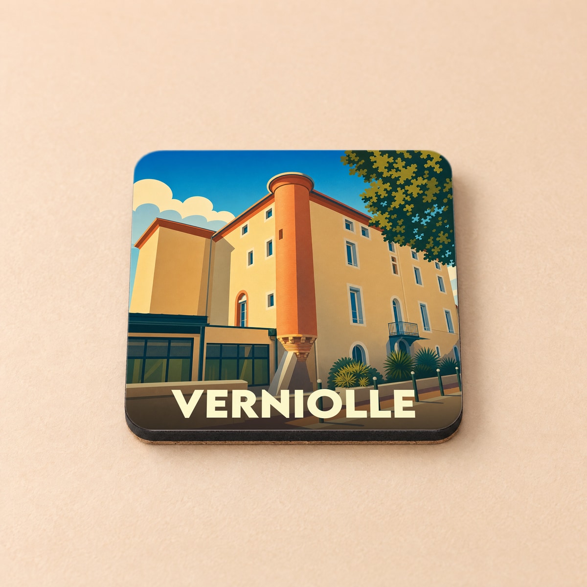 Dessous de verre souvenir de la ville de Verniolle avec une illustration stylisée d'un bâtiment historique.