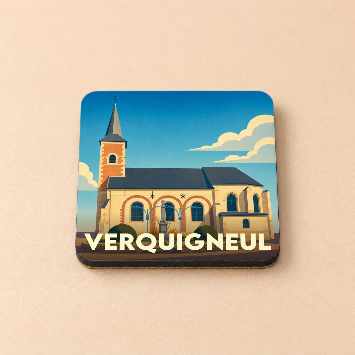 Dessous de verre souvenir de la ville de Verquigneul avec une illustration stylisée de son église.