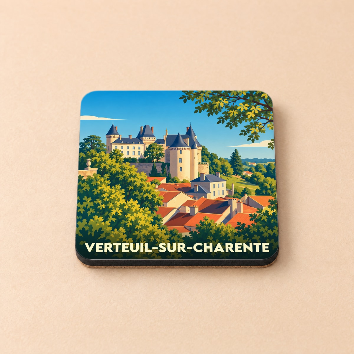 Dessous de verre souvenir de la ville de Verteuil-sur-Charente avec une illustration stylisée de son château et de ses toits.