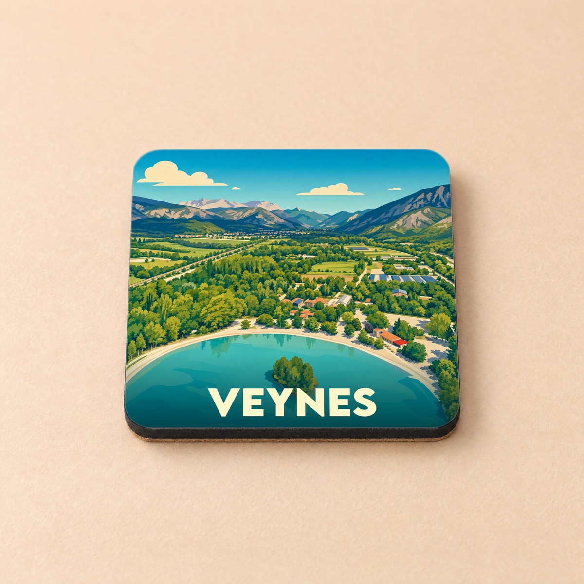 Dessous de verre souvenir de la ville de Veynes illustrant son plan d'eau et les montagnes environnantes dans un style rétro.