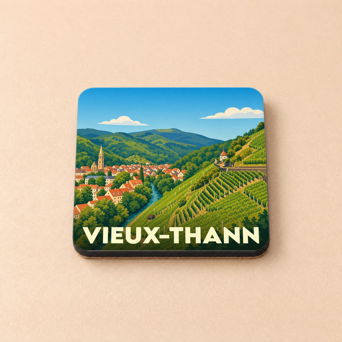 Dessous de verre souvenir de la ville de Vieux-Thann avec une illustration stylisée de son paysage de vignobles et de montagnes.
