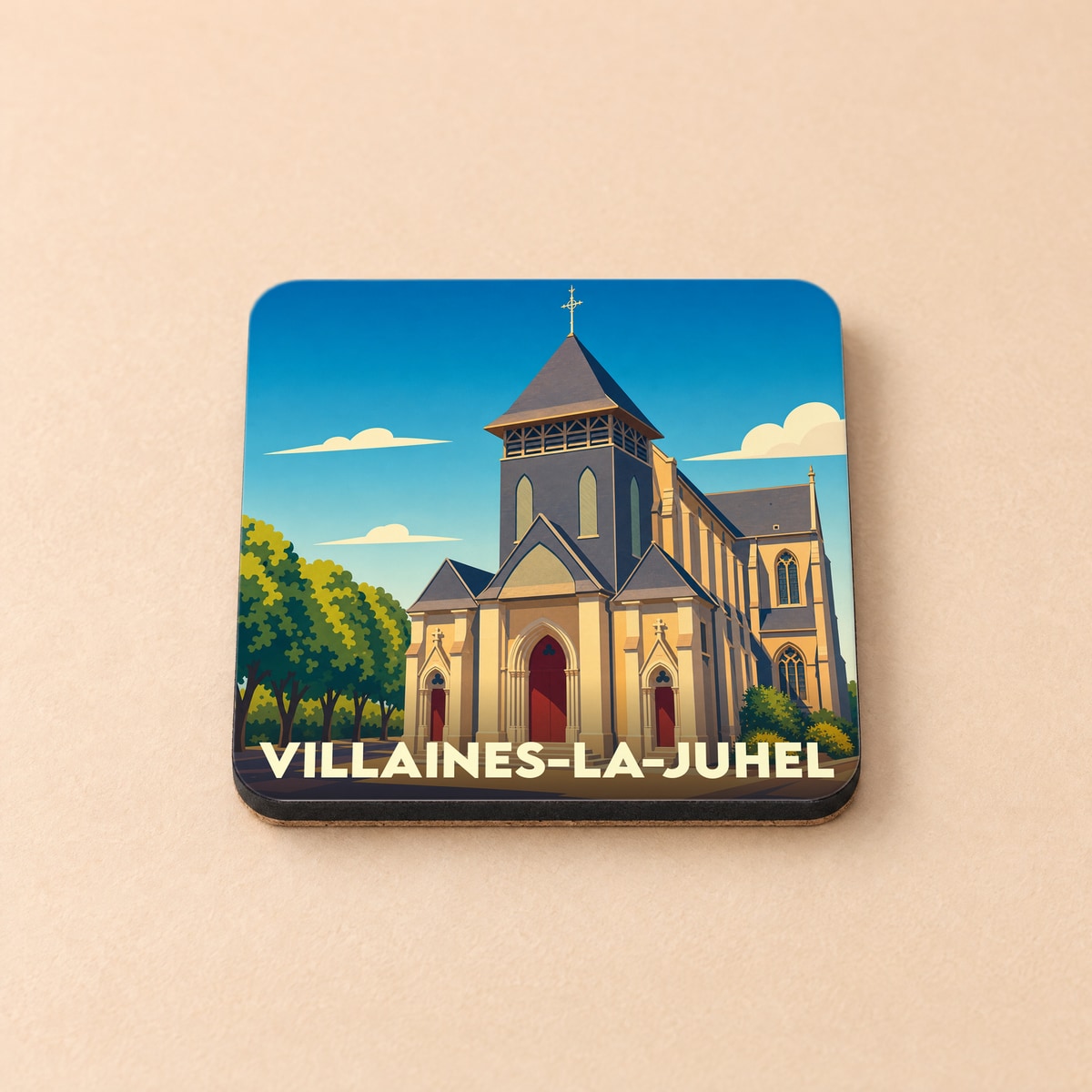 Dessous de verre souvenir de la ville de Villaines-la-Juhel avec une illustration stylisée de son église.
