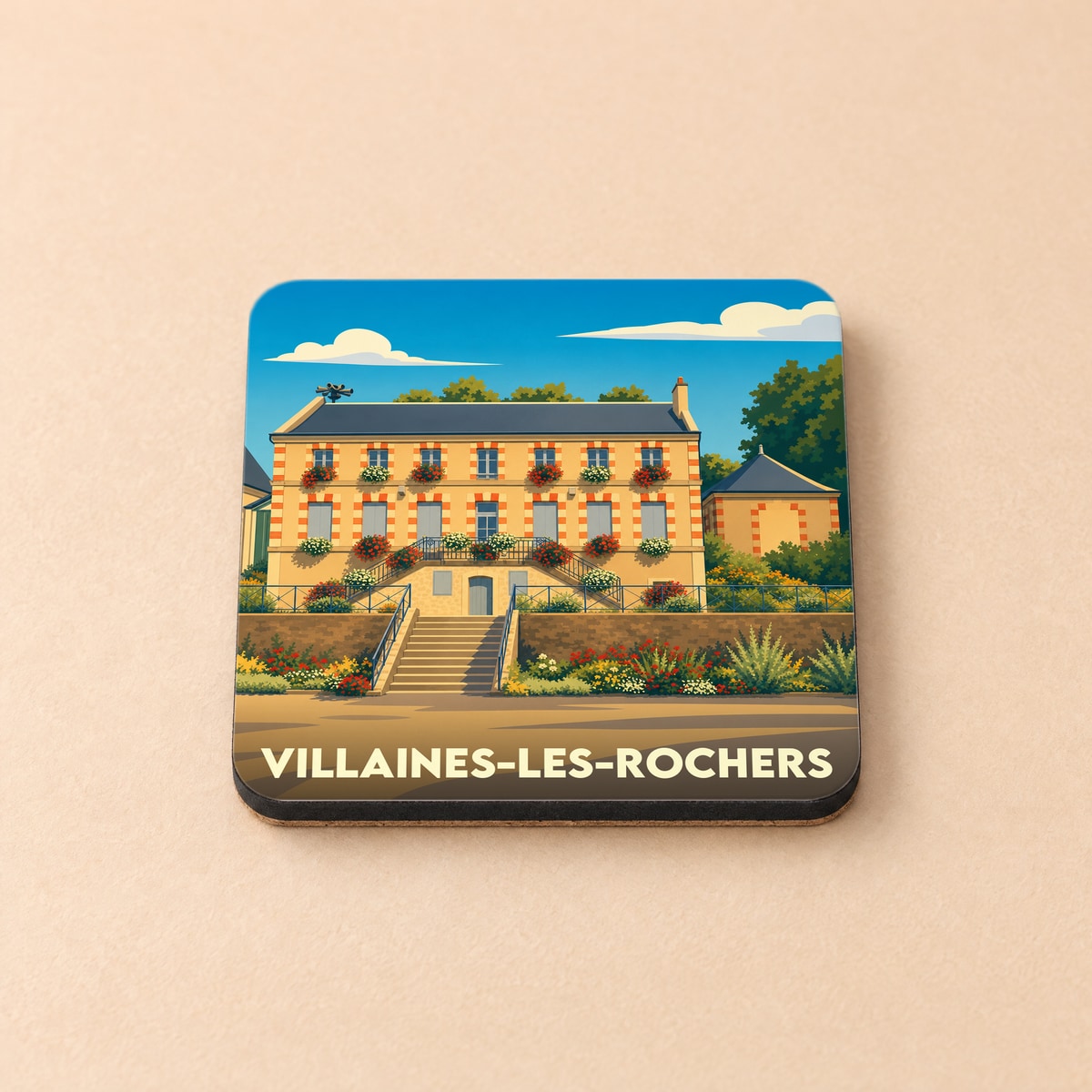 Dessous de verre souvenir de la ville de Villaines-les-Rochers avec une illustration stylisée d'un bâtiment fleuri.