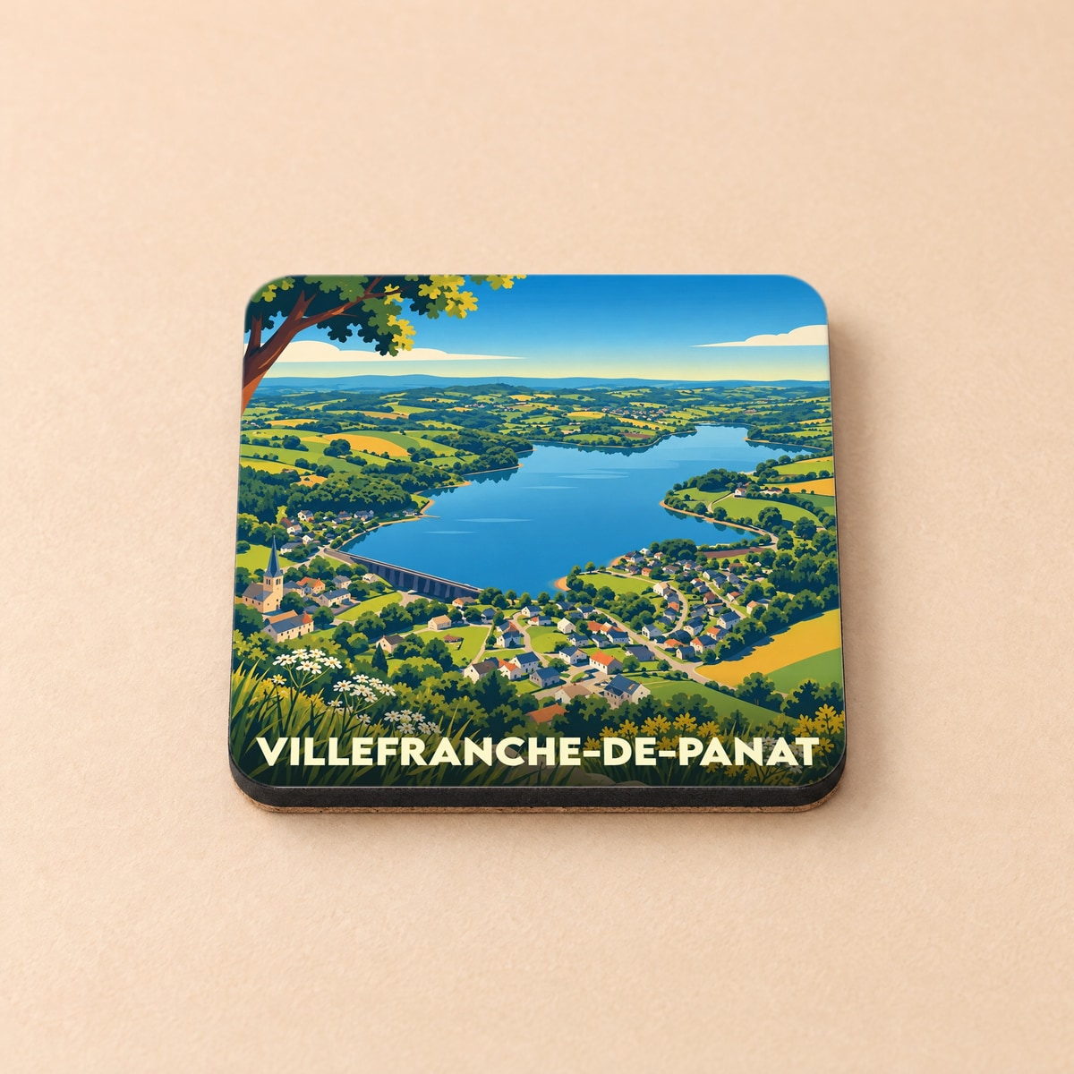 Dessous de verre souvenir de Villefranche-de-Panat avec une illustration stylisée du lac et de son village.