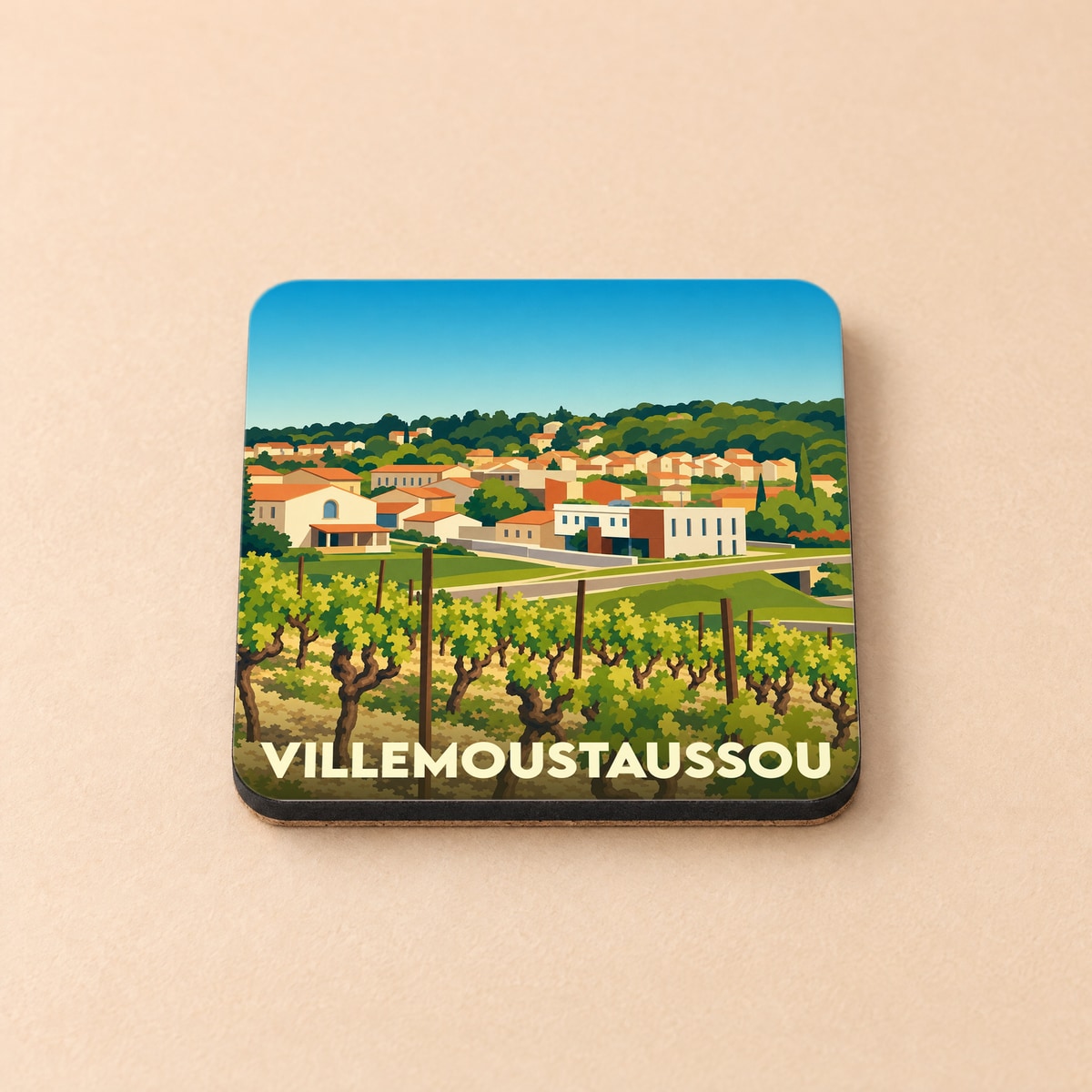 Dessous de verre souvenir de la ville de Villemoustaussou avec une illustration stylisée de vignobles et du village.