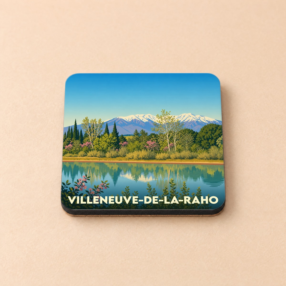 Dessous de verre souvenir de Villeneuve-de-la-Raho avec une illustration stylisée du lac et des montagnes.
