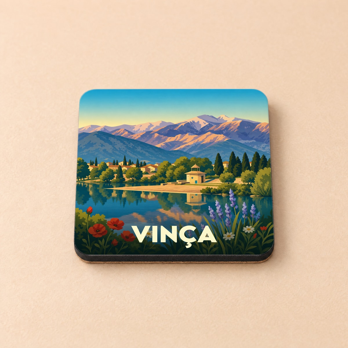Dessous de verre souvenir de la ville de Vinça avec une illustration stylisée d'un lac de montagne.