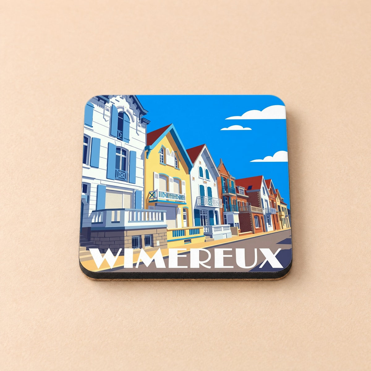Dessous de verre souvenir de la ville de Wimereux avec une illustration colorée de villas balnéaires.