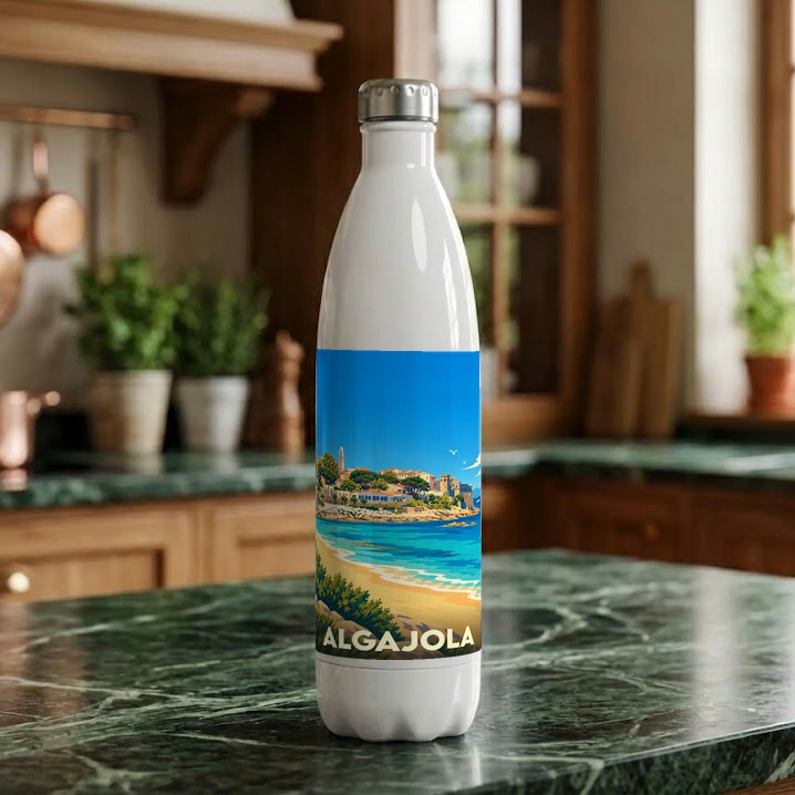 Gourde blanche souvenir de la ville d'Algajola avec une illustration stylisée de sa plage et de sa citadelle.