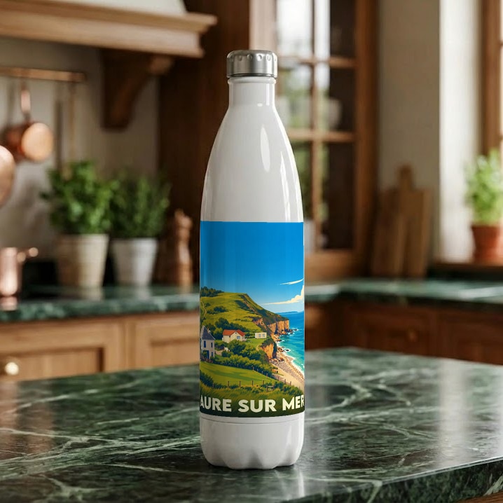 Gourde blanche souvenir de la ville de Aure-sur-Mer illustrée par un paysage côtier stylisé.