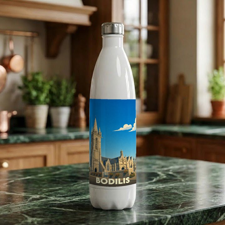 Gourde blanche souvenir de la ville de Bodilis illustrée d'un dessin stylisé de son église sous un ciel bleu.