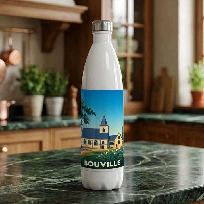 Gourde souvenir de la ville de Bouville avec une illustration stylisée de son église.