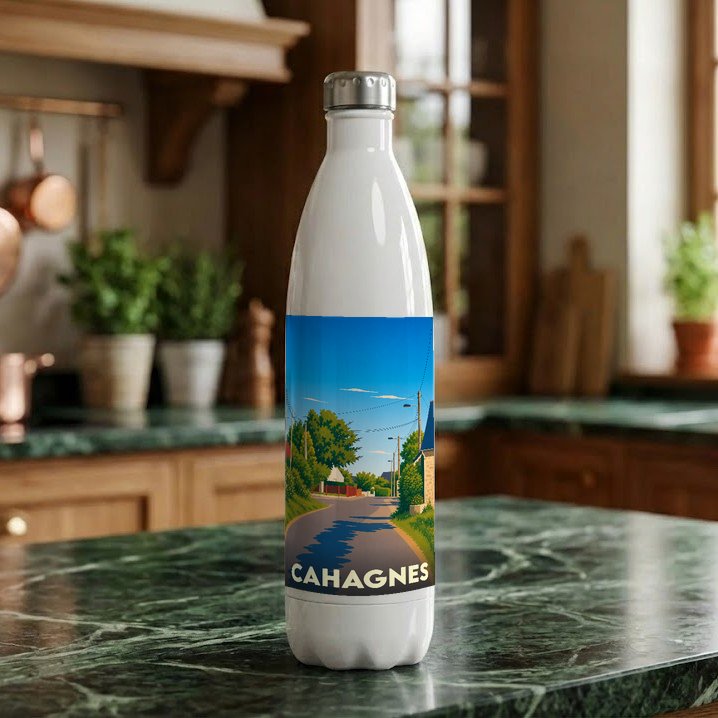 Gourde blanche souvenir de la ville de Cahagnes avec une illustration stylisée de ses paysages.