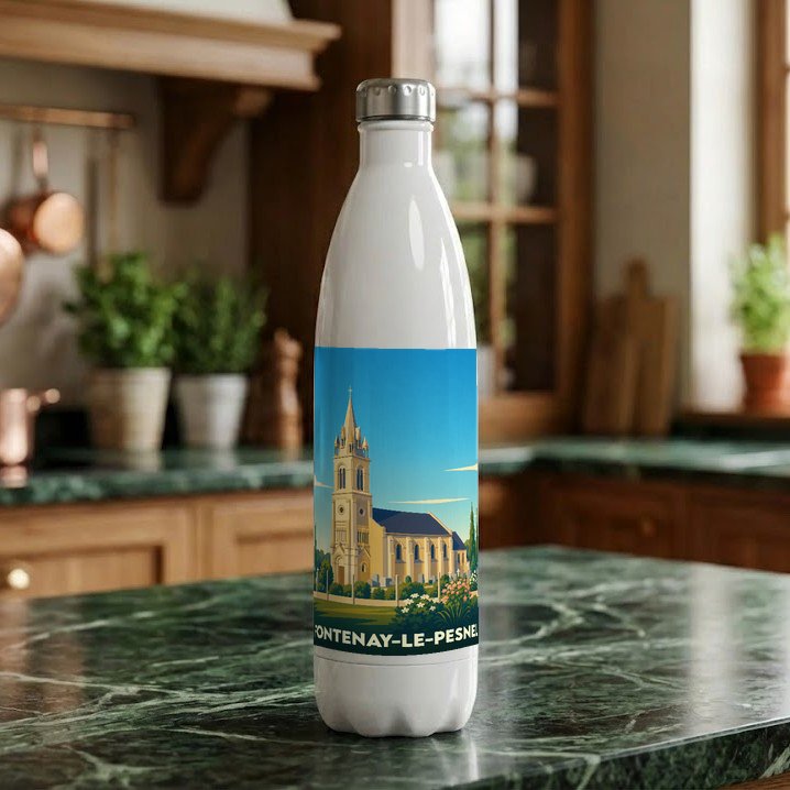 Gourde blanche souvenir de la ville de Fontenay-le-Pesnel avec une illustration stylisée de son église.