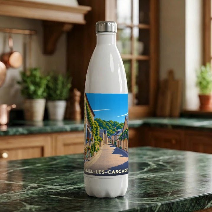 Gourde blanche souvenir de Gimel-les-Cascades avec une illustration stylisée d'une ruelle fleurie.