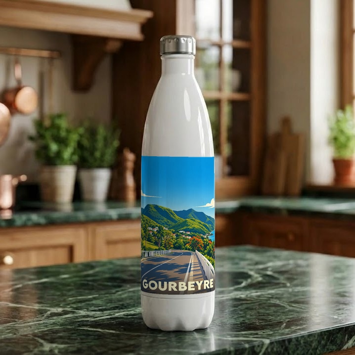 Gourde souvenir de la ville de Gourbeyre avec une illustration stylisée de son paysage littoral.