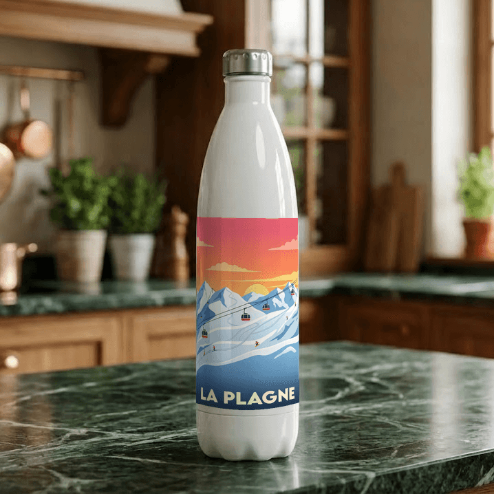 Gourde souvenir de la ville de La Plagne avec une illustration stylisée de montagnes enneigées.