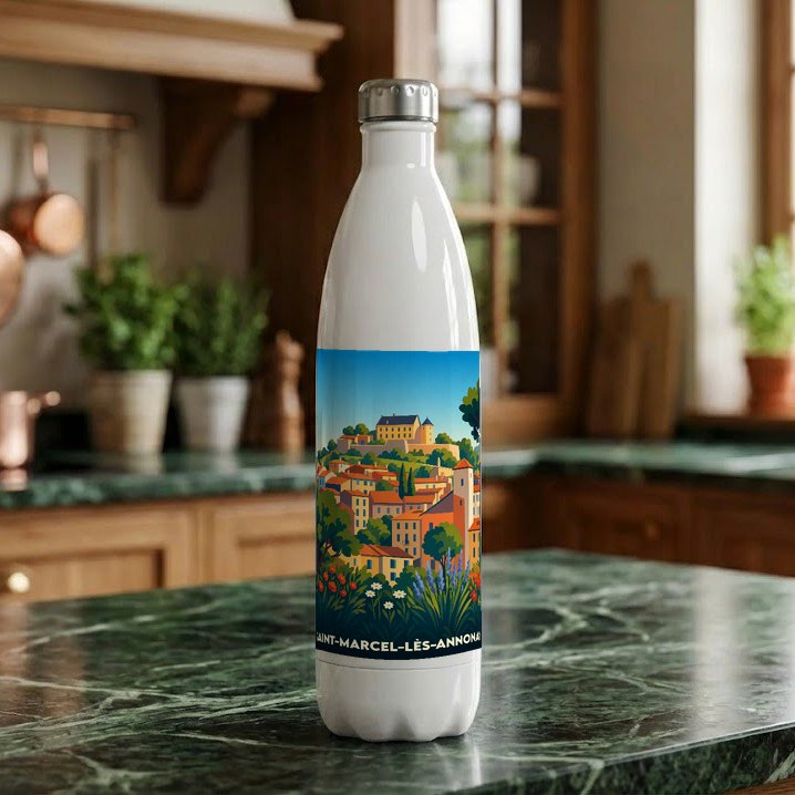 Gourde blanche souvenir de la ville de Saint-Marcel-lès-Annonay ornée d'une illustration colorée et stylisée du village.