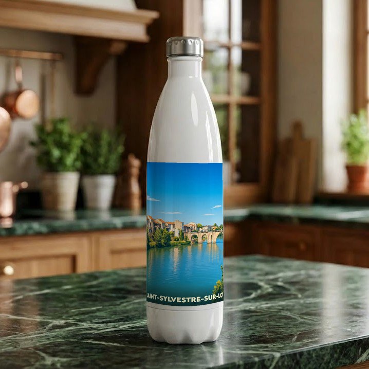 Gourde blanche souvenir de la ville de Saint-Sylvestre-sur-Lot ornée d'une photographie de ses bords du Lot.