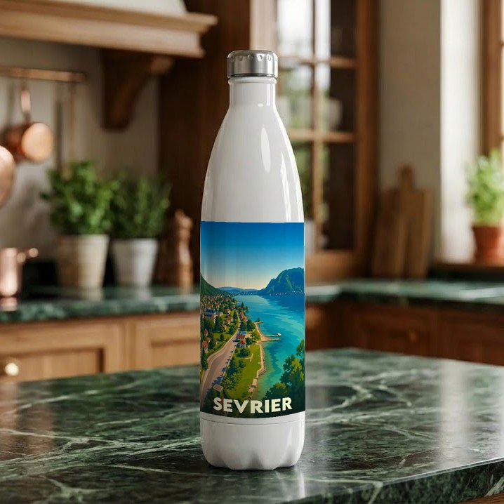 Gourde blanche souvenir de la ville de Sevrier ornée d'une illustration stylisée du lac et des montagnes.