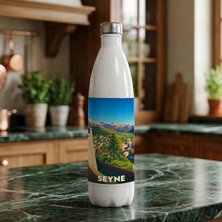 Gourde souvenir blanche avec une illustration paysagère stylisée de la ville de Seyne.