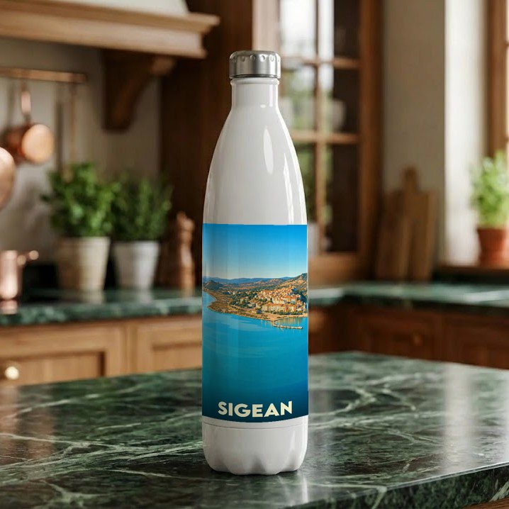 Gourde blanche souvenir de la ville de Sigean avec une illustration panoramique du littoral.