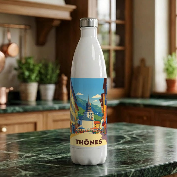 Gourde blanche souvenir de la ville de Thônes avec une illustration stylisée.