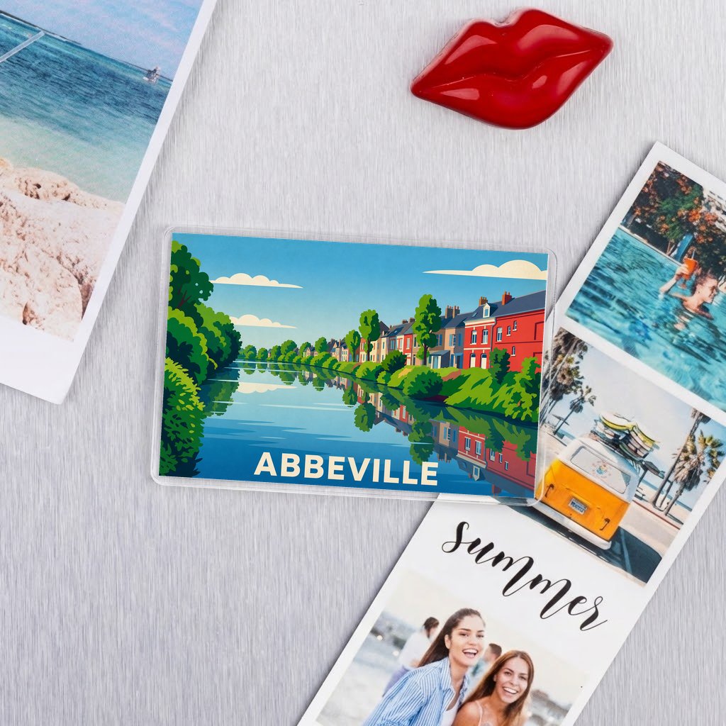 Magnet souvenir de la ville d'Abbeville avec une illustration stylisée d'un paysage au bord de l'eau.