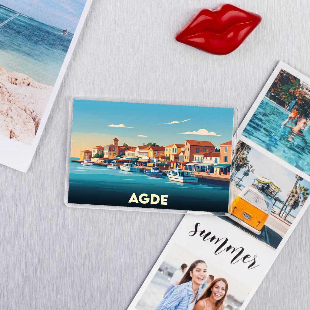 Magnet souvenir de la ville d'Agde avec une illustration stylisée de son port.