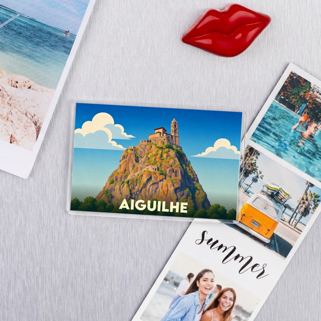 Magnet souvenir de la ville d'Aiguilhe avec une illustration stylisée de son rocher et de sa chapelle.