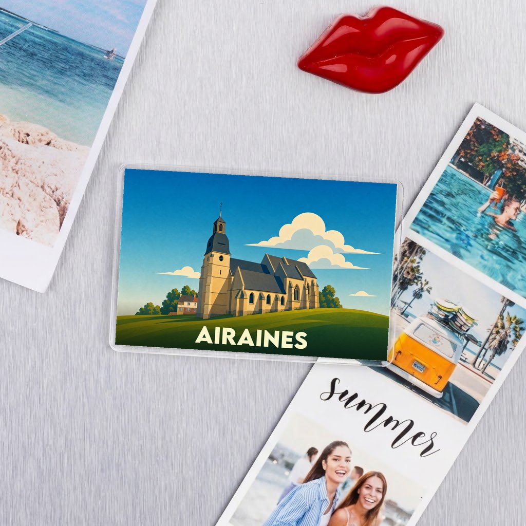 Magnet souvenir de la ville de Airaines avec une illustration stylisée de son église sur une colline verdoyante.